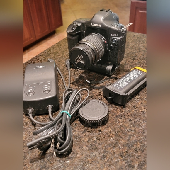 Canon EOS-1D Mark II 8.2MP Digital SLR Camera Lens 28-80mm & Charger - Picture 1 of 15